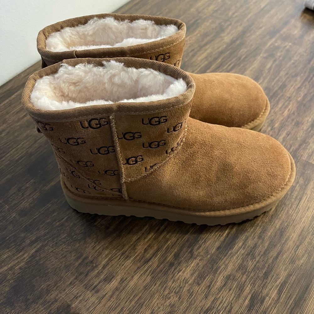 UGG Classic Mini Embossed Logo
Chestnut Boots
